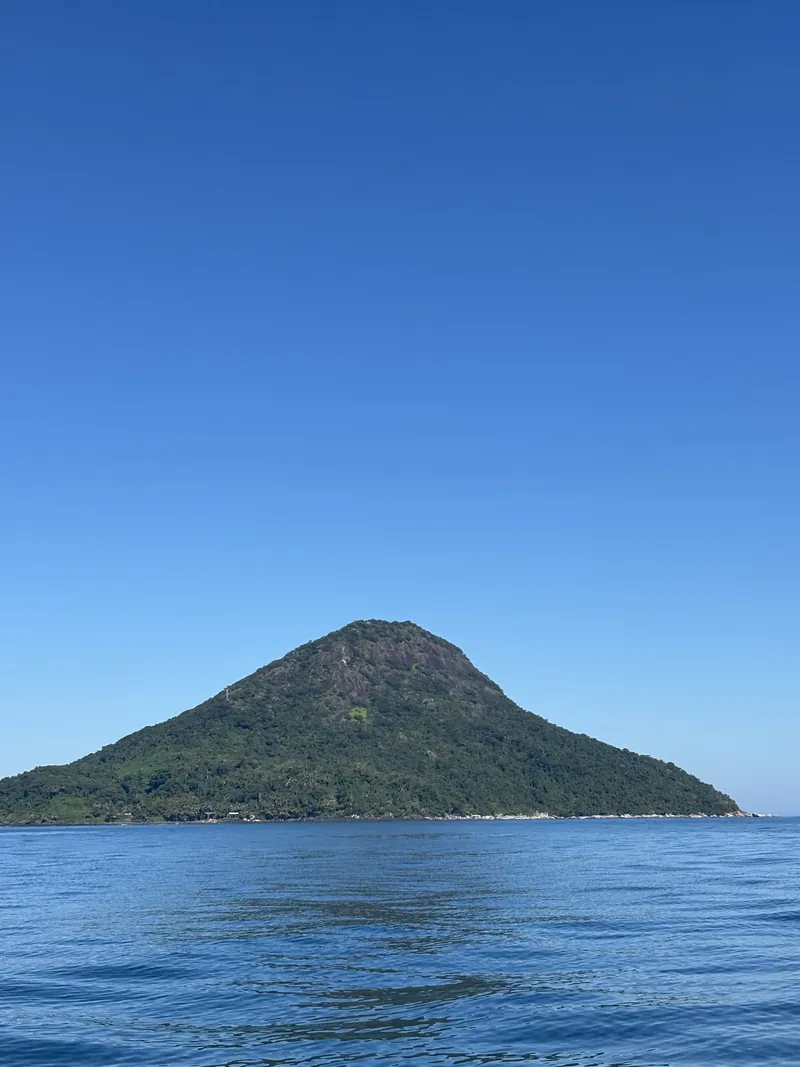 A silhueta da Ilha das Couves vista do mar aberto, sem desembarque.